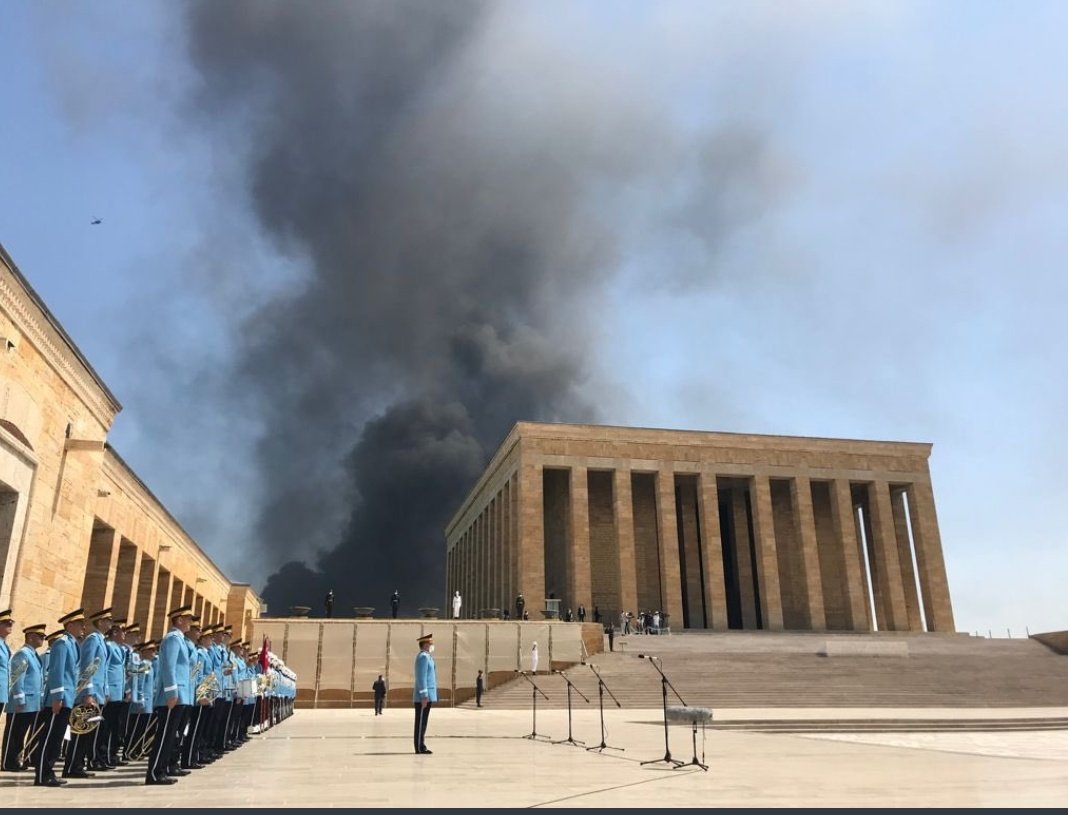 Günlerdir bir çok foto yüreğimizi dağladı ama bu foto beni çok ağlattı sanırım herşeyin üstünde hassas noktam Atam.Bugün garın orada çıkan yangın umarım tesadüftür.Yoksa çok damarına basmak iyi olmaz bizim halkın.Bu foto beni titretti #ANKARAYANIYOR #ANITKABİR #anıtkabir