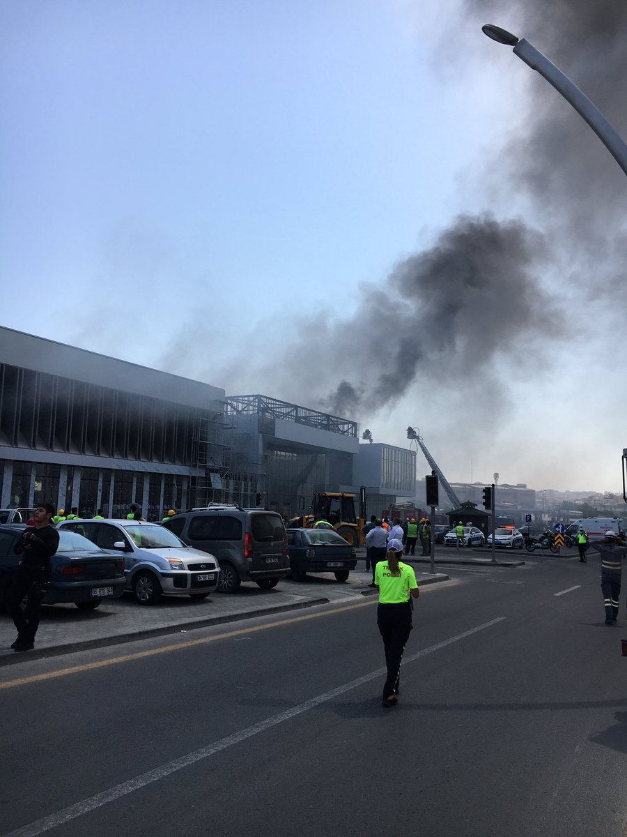 Ankara Hızlı Tren Garı'nın yanında bulunan bir binada inşaat malzemelerinin yanmasıyla ortaya çıkan yangın söndürüldü. Soğutma çalışmaları devam ediyor. 

(v:Le_Docent)