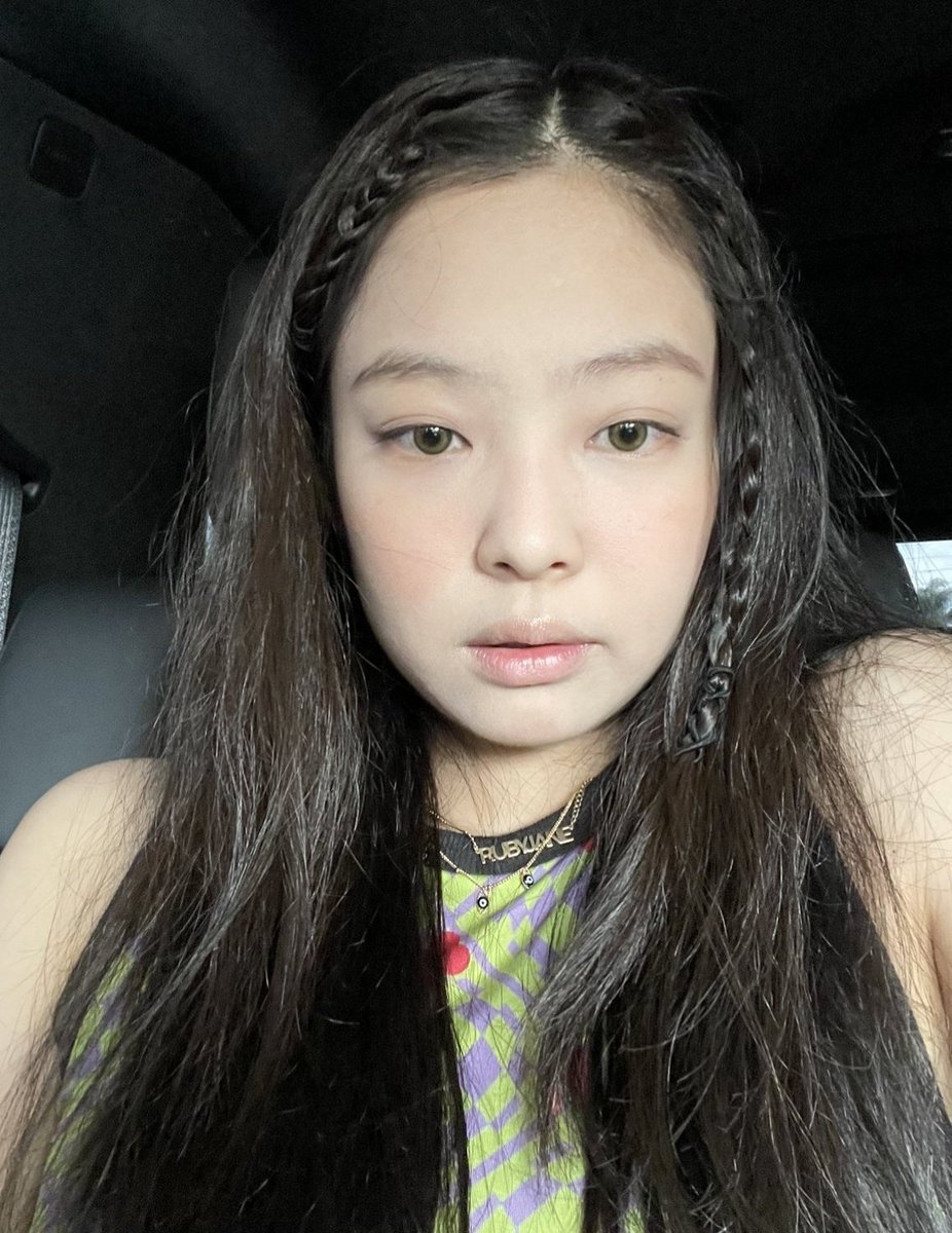 Jennie updated on Weverse with a selfie. She looks so cute