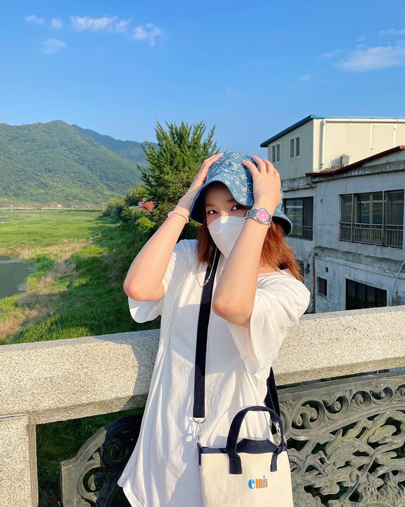 krungy21's tweet photo. 으아!!! 햇살이 너무 뜨겁지만 멋있어야해~ 포즈~!!! 🌞☄️🔥 sobrang init!!! Pero dapat cool parin ako~ pose!!! 🤣🥵😅🔥📷 https://t.co/arYzXz7yY3