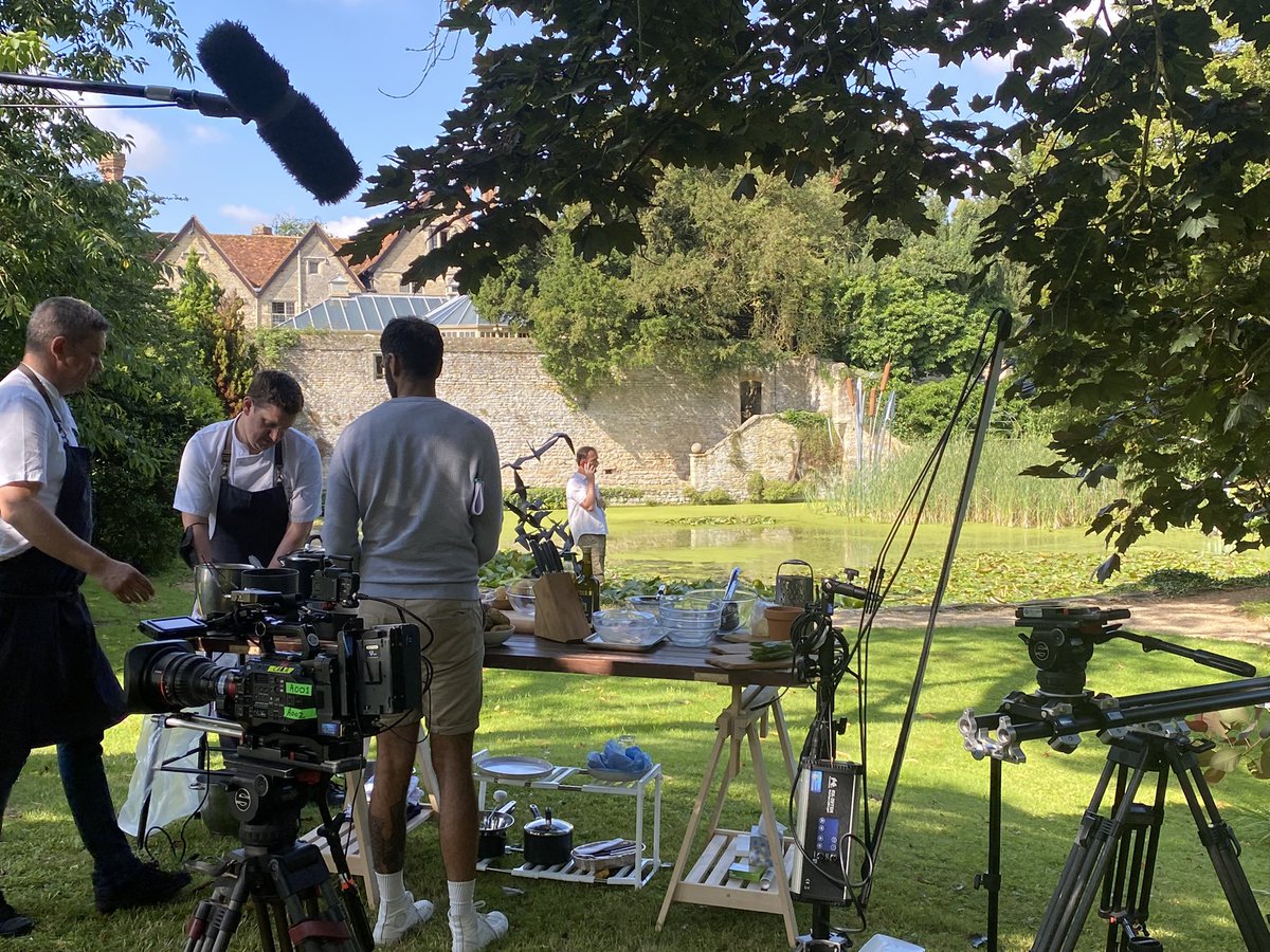raymond_blanc's tweet photo. about to to film my first  part  for @ITV of my next #simplyraymond @lemanoir. The scenery is so  tranquil, by the 14 th century ponds and water gardens .The day is magnificient ,and i am so ready to cook and the team is ready to film .I wish you all as good day as mine https://t.co/T4TunJkpRA
