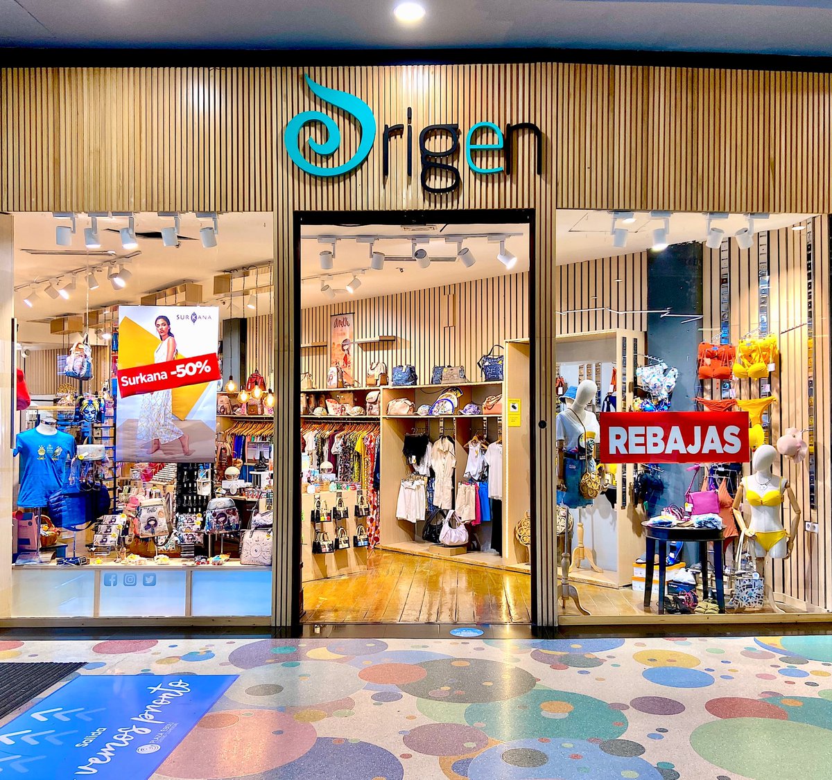 Origenmania's tweet photo. ¿Sin planes? Nosotr@s seguimos abiertos para ti este agosto🛍🏬 de L-S de 10 a 22h y Dom y festivos de 11-21 #origenmania #plazaeboli https://t.co/FUxulug7UJ