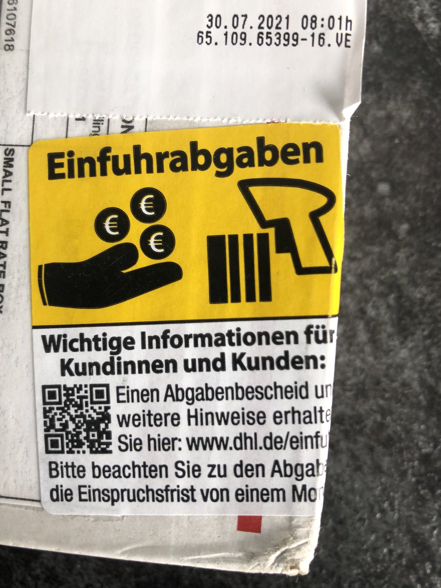 sterzel_dirk's tweet photo. Zum Geburtstag ein Shirt für rund 20$ aus den 🇺🇸 gesandt bekommen. In 🇩🇪 zahlt man nun auch auf kleine Geschenke der Verwandtschaft #Zoll. Der ☄️ möge bitte zeitnah in #Berlin einschlagen, damit das Elend ein für alle mal vorbei ist. Danke #Bundesregierung! https://t.co/AIRFoDsAhb