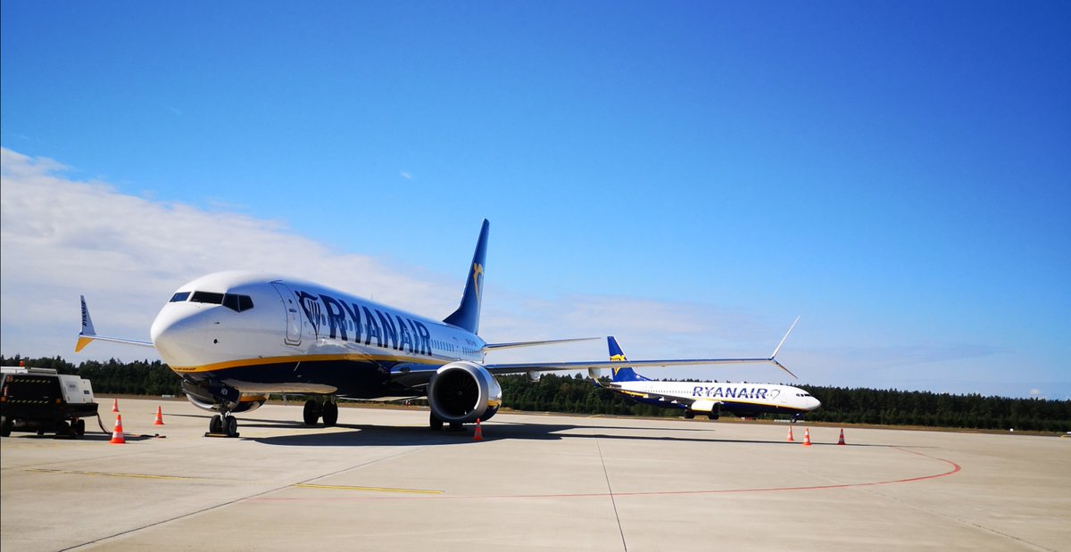 SzczecinAirport's tweet photo. 👏Zmiany na lepsze! 🗓Od 2/08 weszły w życie nowe przepisy wlotu do Wielkiej Brytanii (szczegóły w linku)
https://t.co/3WJm6nKcX2
A z @Ryanair do Wielkiej Brytanii #LatamzeSzczecina do:
🛫@STN_Airport (5x tygodniowo)
🛫@LPL_Airport (2x tygodniowo)
#flySZZ #Ryanair #SZZSTN #SZZLPL https://t.co/BnOG981rOO