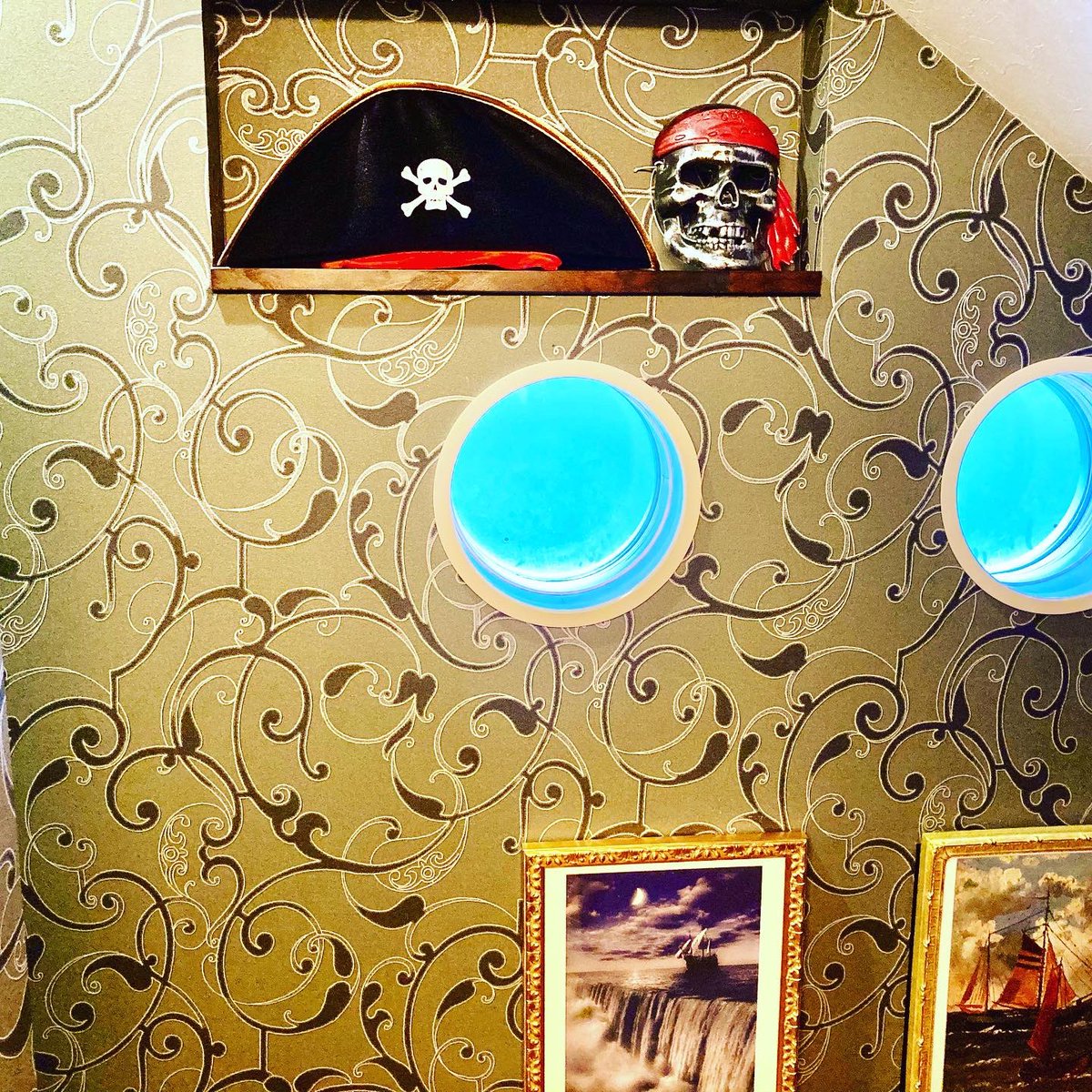 GHDiscoveryShip's tweet photo. 子供の笑顔は地球の宝物

子供のオアシス！
大きな隠れ部屋！？
ボタンを押そう！
宇宙船の操縦席！
宝探し！

我を忘れる宿
豪華客船と宇宙船の宿
DISCOVERY SHIP 🚀

#DISCOVERYSHIP
#ディズニーランド
#スターウォーズ
#グループ旅行
#子連れ旅行
#豪華客船
#宝探し
#宇宙船
#ホテル
#京都
#SF
#宝 https://t.co/iosoRWLp8l