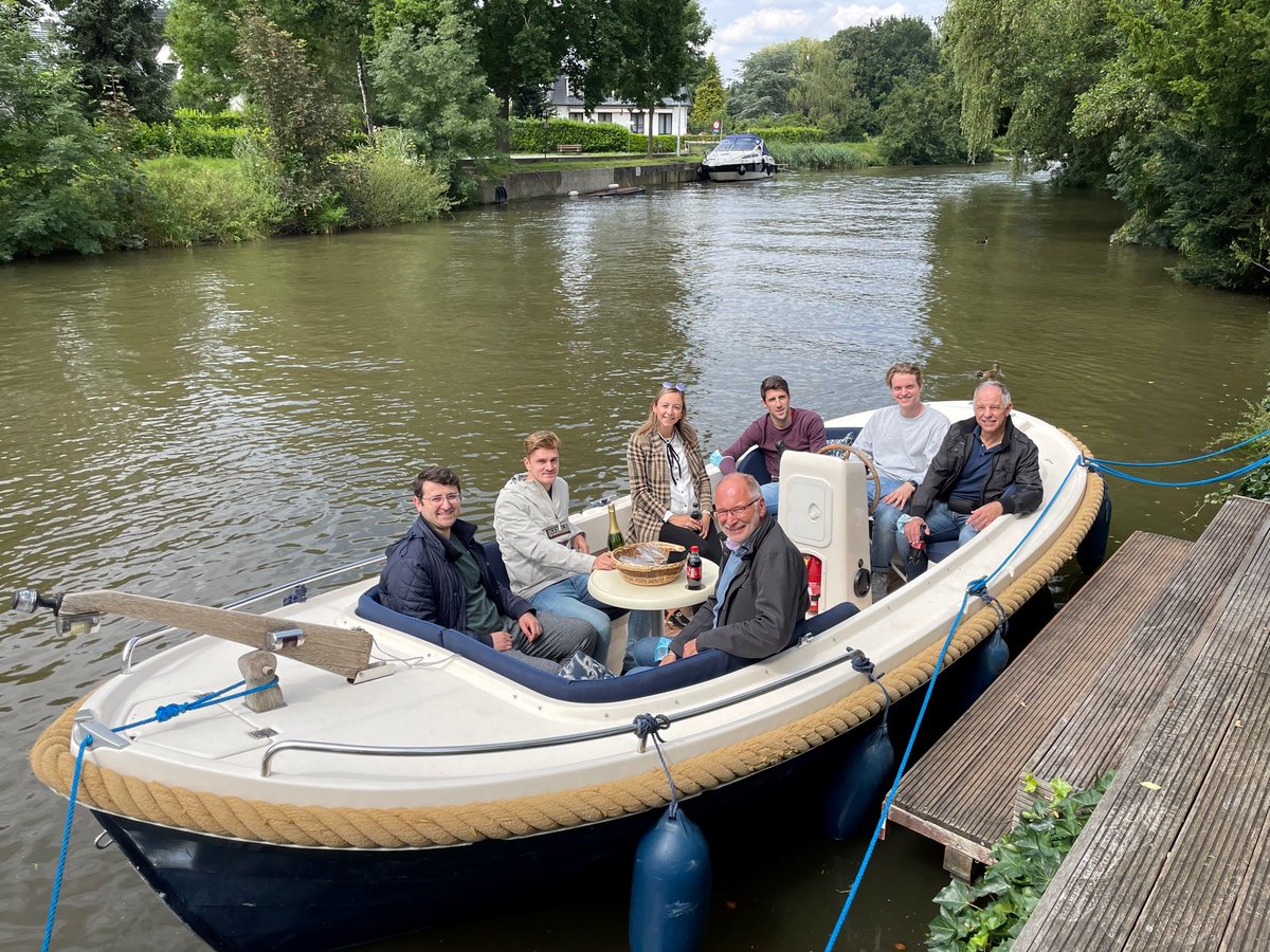 csmart_be's tweet image. Ter land, ter zee, maar (gelukkig) niet in de lucht. Het C-smart team ging gisteren samen op tocht naast én op de Leie. Na elkaar het laatste anderhalve jaar voornamelijk digitaal gesproken te hebben deed het deugd om elkaar eindelijk opnieuw fysiek te ontmoeten!