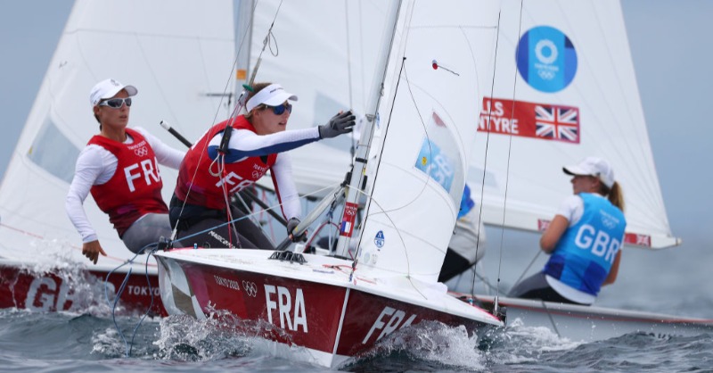 EquipeFRA's tweet photo. 🇫🇷 Aloïse Retornaz et Camille Lecointre obtiennent une médaille de bronze en 470 suite à leur sixième place lors de la dernière régate. C'est la troisième médaille de la voile française et la 25e médaille de nos tricolores.

⤵️⤵️

#AllezLesBleus #Tokyo2020