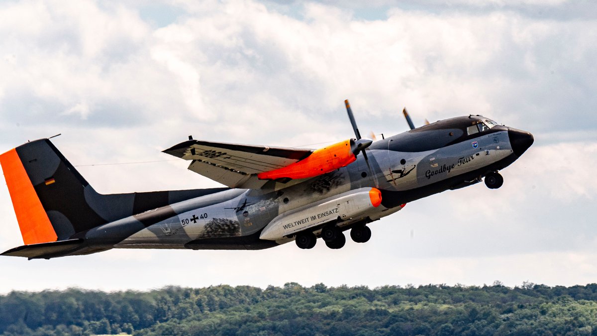 Deutsches_Heer's tweet photo. Legende im #Saarland durch #Fallschirmjäger #Heer gesichtet: Am Ende des Jahres geht die C-160 #Transall der @Team_Luftwaffe in den verdienten Ruhestand. Sie räumt damit das (Flug)Feld für den Airbus #A400M. Ganz verschwunden vom Himmel ist die #Retrobrummel aber noch nicht👇✈️ https://t.co/URpcJQjbAK