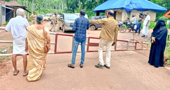 ravinarayana's tweet photo. ಆಗಿದೆ ದೇಹಕ್ಕೆ 2ಡೋಸ್ ಲಸಿಕೆ ನೀಡಿ
ಇಲ್ಲ ಯಾವುದೇ ಜ್ವರ-ಕೆಮ್ಮು-ಶೀತ-ನೆಗಡಿ
ಹೊರಟಿಹೆ ಮಂಗಳೂರಿಗೆ ಹತ್ತಿ ನನ್ನ ಗಾಡಿ
ದಕ ಪೋಲೀಸರು ತಡೀತಿದ್ದಾರೆ ದಾಟದಂತೆ ಗಡಿ
ಕೇರಳ ಸರ್ಕಾರ ಕೈಕಟ್ಟಿ ಕುಂತಿದೆ ಮೂರನೇ ಅಲೆ ಹರಡಿ
ಇದುವೇ ನಮ್ಮ #ನಕಲಿ_ಕೇರಳ_ಮಾಡೆಲ್ ನೋಡಿ!
#fake_kerala_model
#keralamodel
#ಗಡಿಬಿಡಿ
#gadibidi
#KL14vsKA19 https://t.co/DMgMXXX20N