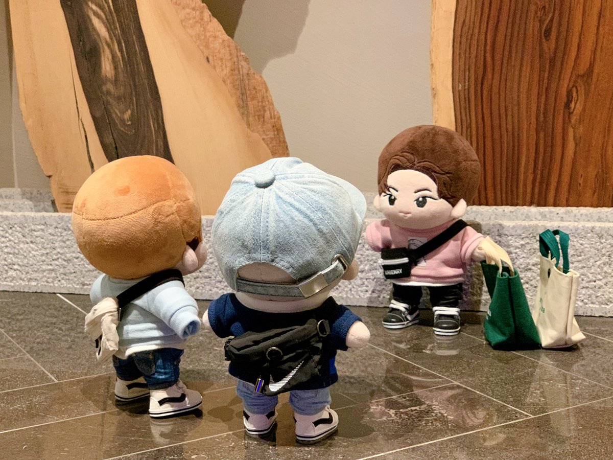 일상복입은 삼둥이는 엘.오.브이.E

BL맨2맨 <a href="/sideBClothes/">side.B Clothes</a> 
B힙색 <a href="/99_closet/">꾸클로젯</a> 
볼캡 <a href="/somcloud_store/">구릉구릉잡화점☁️</a> 
바지 <a href="/ShinyCloset/">✨ 샤클로젯 🧵🪡 솜인형옷장 🧸</a> 
신발 <a href="/AKAshoesstore/">아카신발장</a>