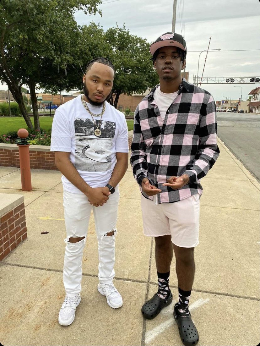 thereal_lyrik's tweet photo. Connect the dots.... we in position for a reason😈🤟🏽💯. Me and @Bro_Davee connected for once at Main Stream Radio’s Meet N Greet🤝. There’s more in store🔥💜🖤.
#LyrikXBroDavee 
#Lyrik #Ventilations #AlbumOfTheYear 
#LegendStatusRecords 
#LyrikNationRecords 
#NewMusicOTW https://t.co/ZZvt8xFnzE