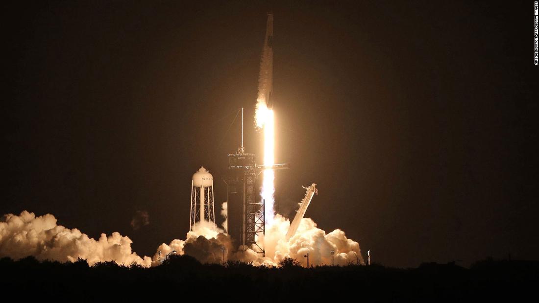 Visto en NASA! SpaceX-NASA mission: Four astronauts arrive at International Space Station - CNN https://t.co/Wd3CzcQLM1 https://t.co/klkezFBDJG