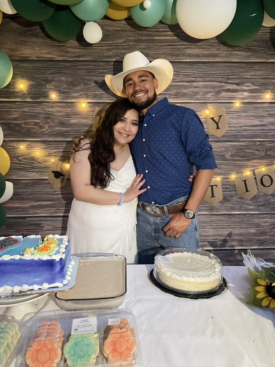 Botello_bobo's tweet photo. Happy 21 birthday to the most beautiful girl out there!! La reina de mi corazón que cumplas muchos más babe hoy es tu día !💕🥳🎂🎉 https://t.co/R5wUzdm0K9