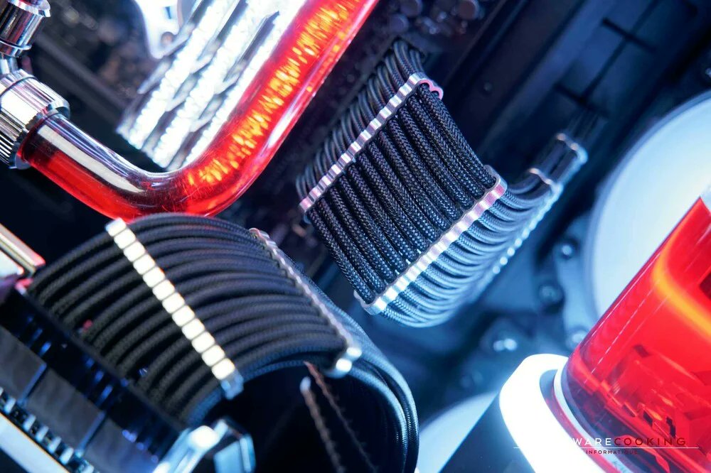 CableModJPN's tweet image. こんにちは、CableMod Japan です！
自作PCに欠かせないケーブルマネージメントを当社のスリーブケーブルで美しくしませんか？
PROシリーズならケーブルコムも完全なアルミ製仕様を選択頂けます！

写真提供： @HardwareCooking　
詳細：builds.gg/builds/the-blo