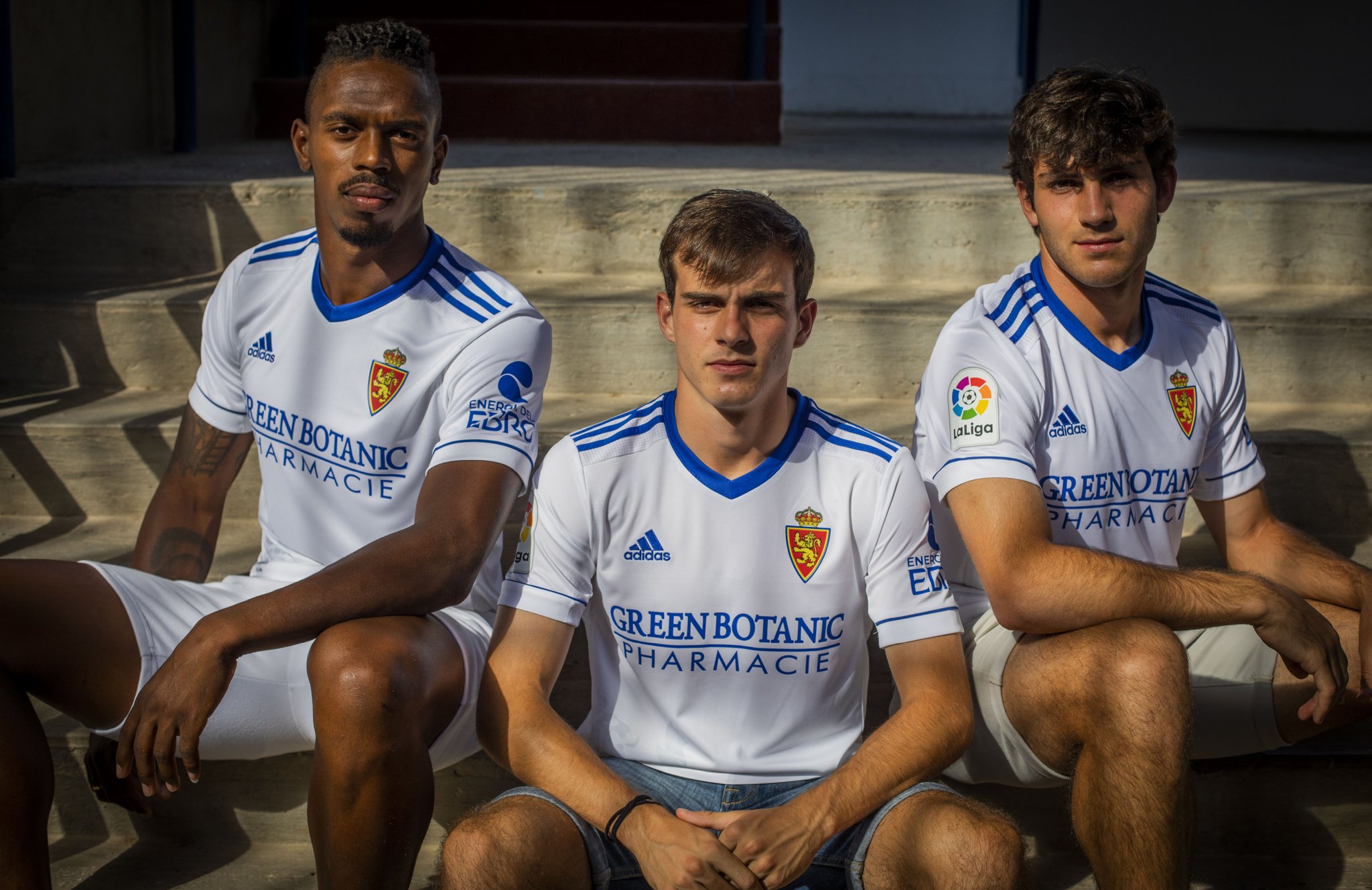 El Real Zaragoza presenta la camiseta 'blanquilla' de la próxima temporada