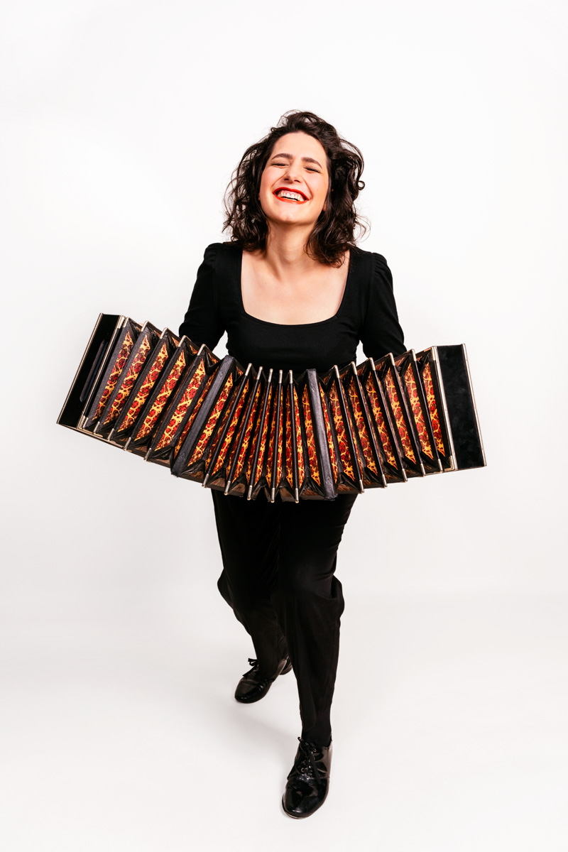 Ce soir c'est <a href="/JalluLouise/">Louise Jallu</a>  #Piazzolla2021 qui donnera le concert de clôture du festival <a href="/CrestJazzVocal/">Crest Jazz Festival</a> Une soirée forcément belle au son du bandoneon de la Francesita de Gennevilliers <a href="/Coloreprod/">Colore</a> <a href="/klarthe/">Klarthe</a> #tango #jazz #tangonuevo crestjazz.com/programmation-…