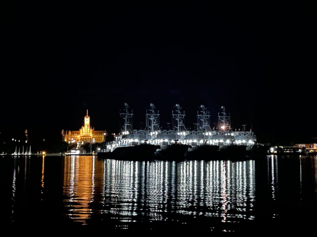 Kurzer Zwischenstopp vor der #AlmaMater der Offiziere, der #Marineschule #Mürwik. Was so idyllisch aussieht, war in dem engen Fahrwasser gar nicht so einfach. Fun Fact: hier ankern knapp 10% der <a href="/deutschemarine/">Deutsche Marine</a> #MSM #MCM #Minensuchgeschwader #Squadex <a href="/1_deu/">1DEUFlotilla</a> <a href="/Flot1DeuNavy/">COM_DEU_Flotilla1</a>