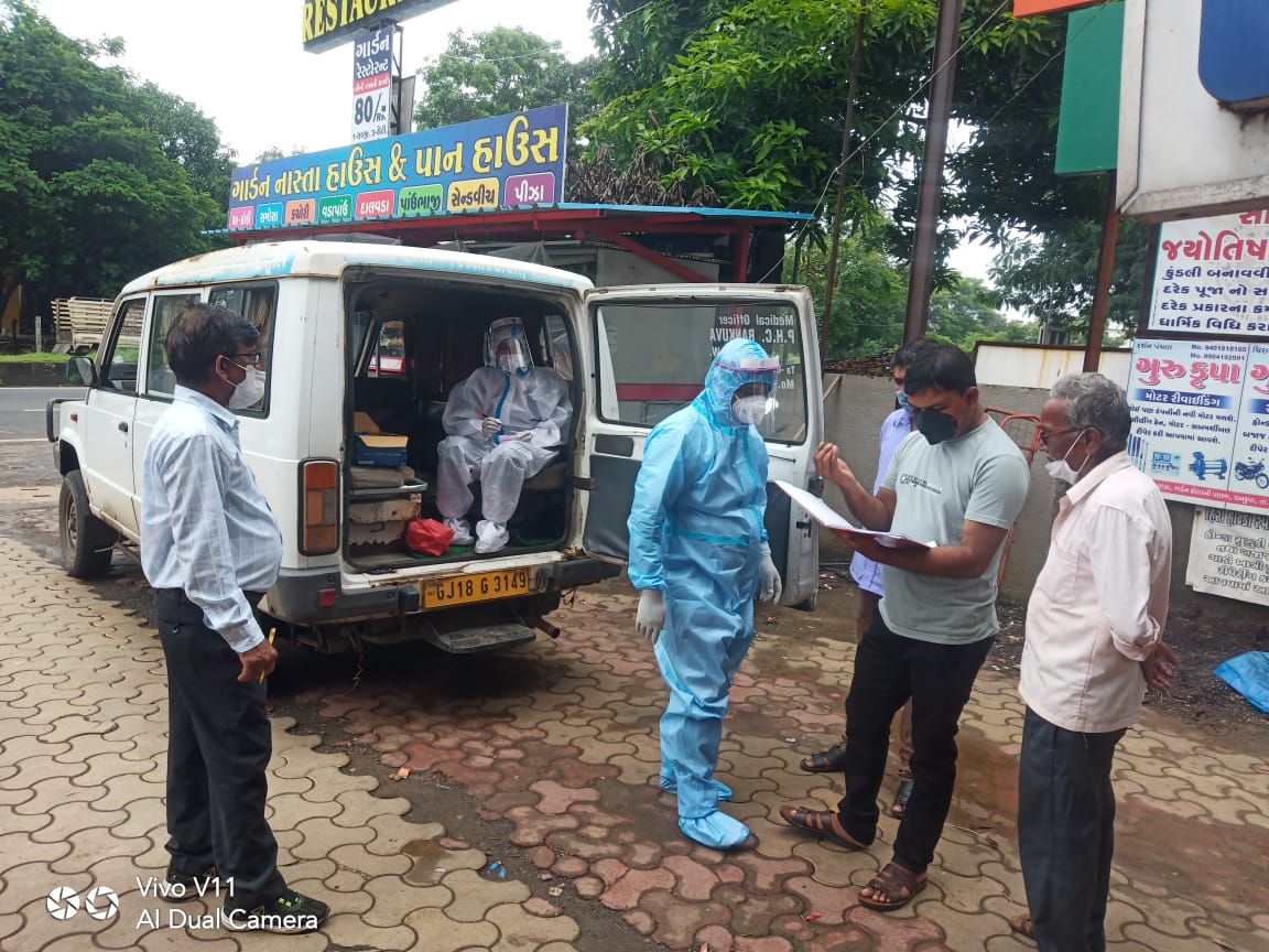 DrBhaveshPate18's tweet photo. Flying squad for Rtpcr testing for those who not wear mask in public place at rankuva char Rasta. ta chikhali. dist Navsari @Purvip123 @InfoGujarat @CollectorNav @NHMGujarat @DdoNavsari https://t.co/vx5qbkW83v