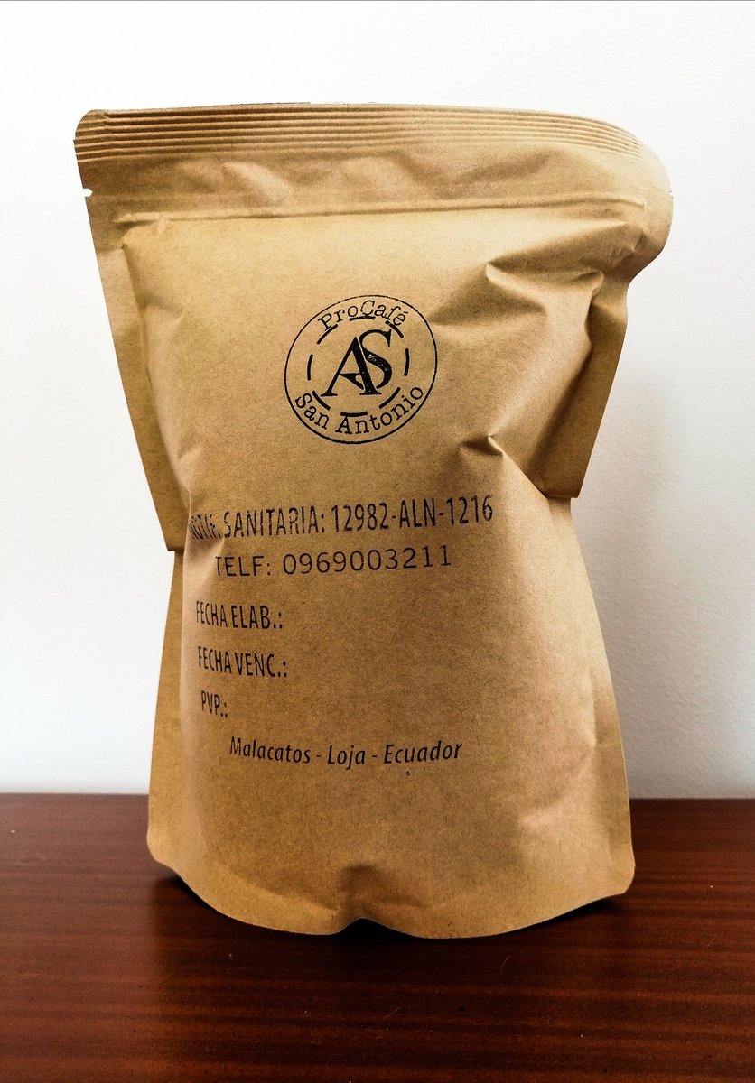 ProCafeSA's tweet photo. Detalles de Nuestra Versión Tradicional.
.
. 
Cafés de beneficio natural
. 
Blend. Typica, Bourbon y Catimor
. 
Tueste Medio Oscuro
. 
Un café con notas altas a chocolate amargo, frutos secos.
.
.
.
Desde el valle de malacatos nuestra mejor versión. 🔝🇪🇨☕💯
.
.
#coffeeproduction https://t.co/xdBn2folpY
