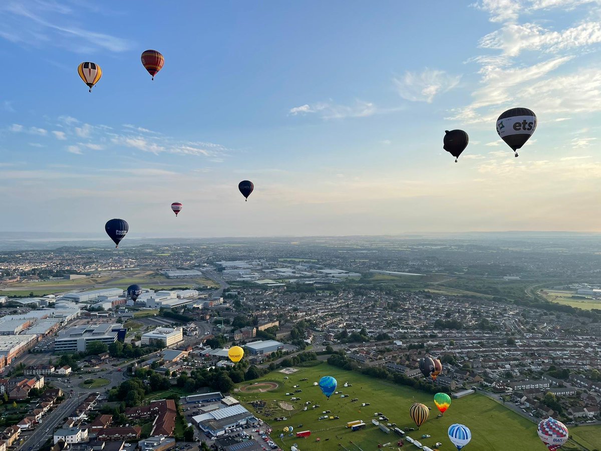 baileyballoons's tweet image. What a great start to the Costa Coffee Bristol Balloon Fiesta fortnight! 27 Hot air balloons took off from Elm Park, Filton gently drifting, with some landing back at the Park! #Balloons #Fiesta #CostaCoffee