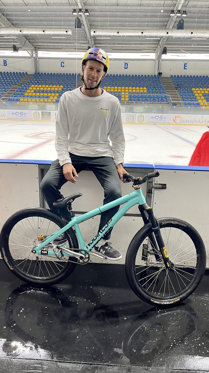 jkh_gks's tweet photo. W poniedziałek mieliśmy przyjemność gościć na Lodowisku #Jastor ekipę z @ecrbs oraz Dawida Godziek - MTB/BMX Freestyle Rider @redbullpolska. Realizowali pewien projekt w @JastrzebieZdr. Efekty tego spotkania zobaczycie wkrótce 💚🖤💛
@championshockey https://t.co/YWPvLNixDi