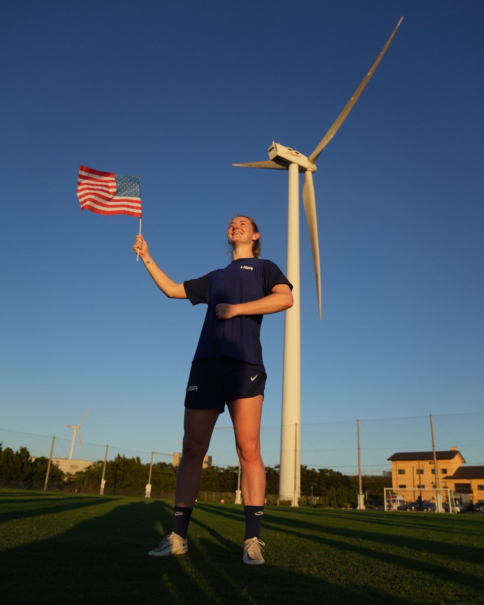 USWNT's tweet photo. Tower of Power meets THE Tower of Power 🇺🇸⚽️🔋 https://t.co/teJJm0HftA