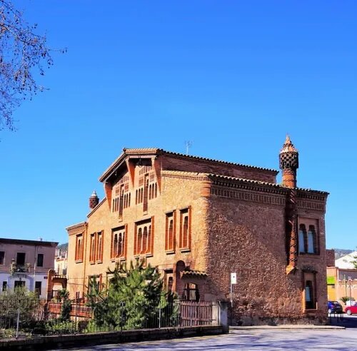 📍Colònia Güell
--
Destaca por ser una de las colonias más grandes del Llobregat, por su calidad arquitectónica y por ser movida exclusivamente por la energía del vapor en sus orígenes
--
#infocitybcn #barcelona #culture
--
📸 <a href="/CriptaGaudi/">Cripta Gaudí</a>