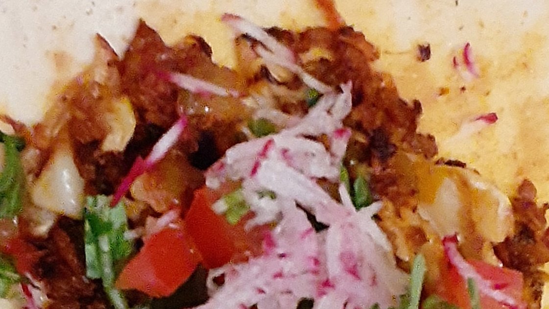 Shureyield's tweet photo. #TacoTuesday🌮
w/ a twist!
Flatbread #VeggieTaco ©2021 Ingredients
#Vegan Chorizo
#Cabbage🥬
#Carrot🥕
#Tomato🍅
#Onion🧅
#Ginger
#Garlic🧄
#OliveOil
Garnish
#Arugula
#Tomato
#Radish
1 of 3
#VeganFriendly🌱😊
#Vegeterian #Tacos
#VeganTaco
#ShureYield🥗
#ThreeTweetEats🍽 https://t.co/UlnRxYLEc4