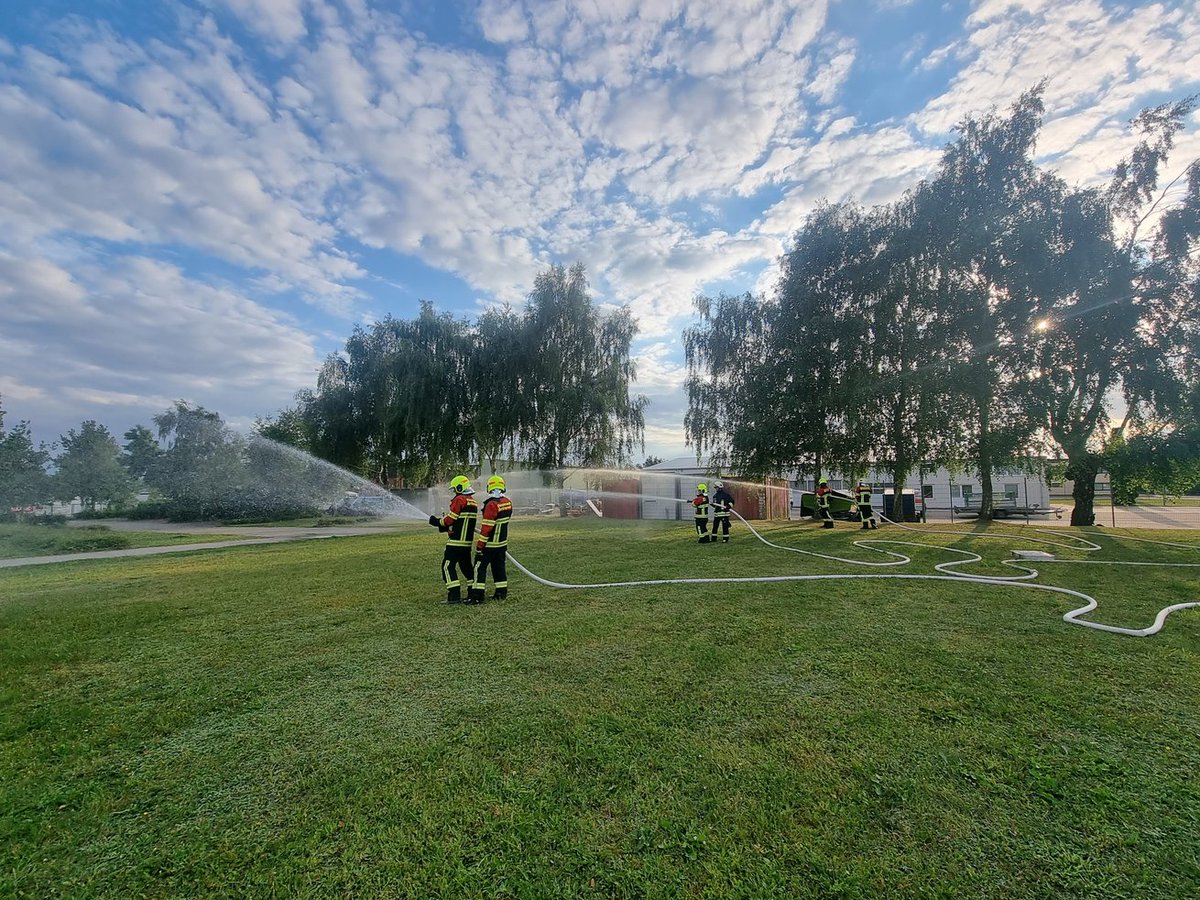 FFBruesewitz's tweet photo. 🚨Ausbildungsdienst🚨
Am gestrigen Abend nahmen wir unser Zieh Fix (Tür und Fensteröffnungsysteme) und die Fwdv3 durch. 20Kameraden  👨‍🚒 nahmen wieder teil! Anbei ein paar Bilder! https://t.co/HoUAdHZhrZ