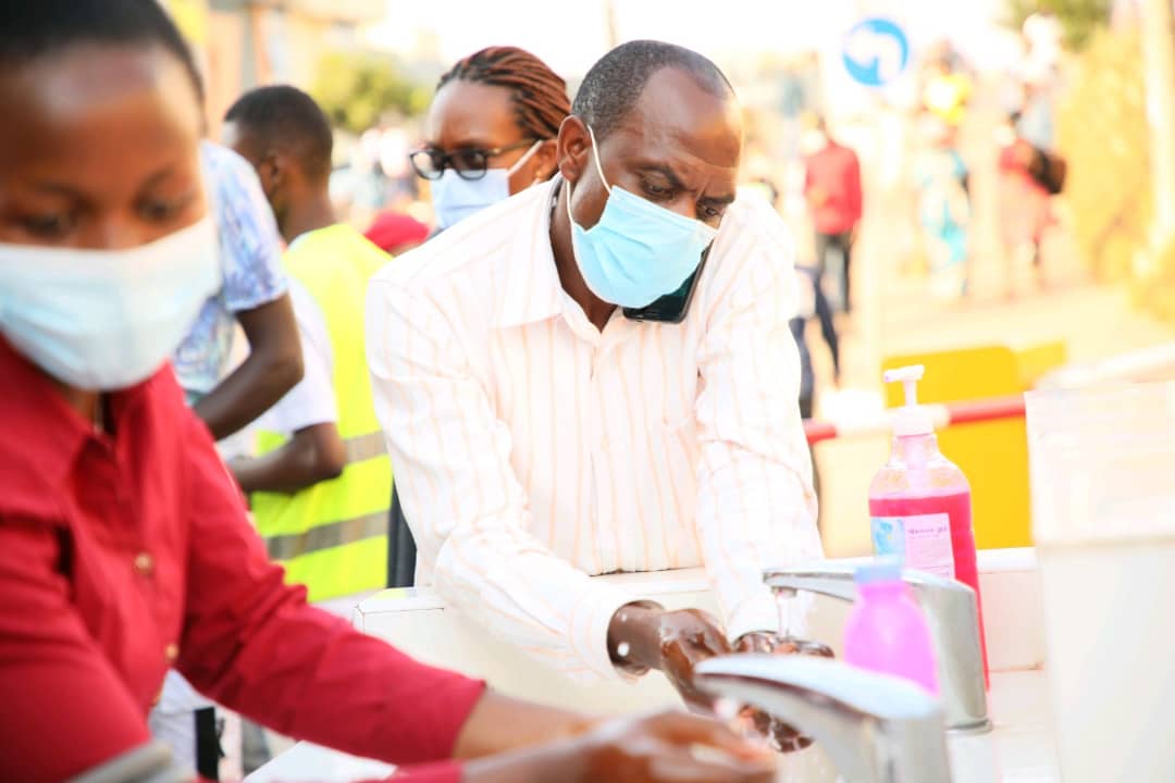 CityofKigali's tweet photo. Mu mirimo yawe ya buri munsi ntiwirengagize gukomeza ingamba zo kwirinda #codiv_19 #Ntakudohoka #Tuzatsinda https://t.co/OFuvUl99eD