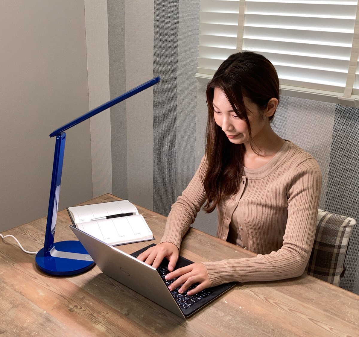 cural_light's tweet photo. 新しい名刺の裏デザイン　“人に優しい光でありたい”　curalの想いです。
#デスクライト
#眩しいライトが苦手な人向け https://t.co/rEChVOPhWY