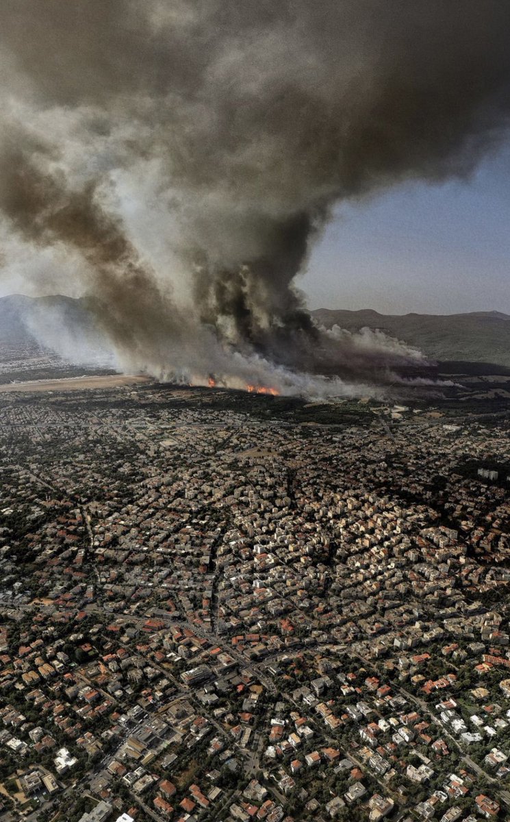 ReichelErnst's tweet photo. My thoughts are with those who lost their homes or had to evacuate them yesterday due to the #wildfire in #varimpompi. My wife and I, as a precautionary measure, got ready to evacuate, but did not have to. Thanks to @112Greece and stay safe! 🇬🇷🇩🇪🇪🇺 Photo by Kostas Koumianos https://t.co/rXTCfY8HQa