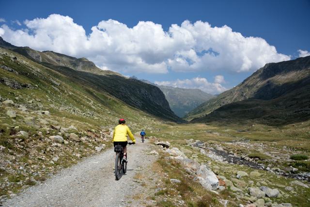 gianolinibike's tweet photo. Un itinerario impegnativo in #MTB nella Val Grosina da Grosio (#Sondrio) a Eita. Dura salita su sterrato fino al Passo Verva poi discesa mozzafiato verso Arnoga. Si continua su pista ciclabile a fianco dell'Adda e si rientra a Grosio. Maggiori dettagli su: https://t.co/oXm5pVBIfM https://t.co/gmlSCa7wSI