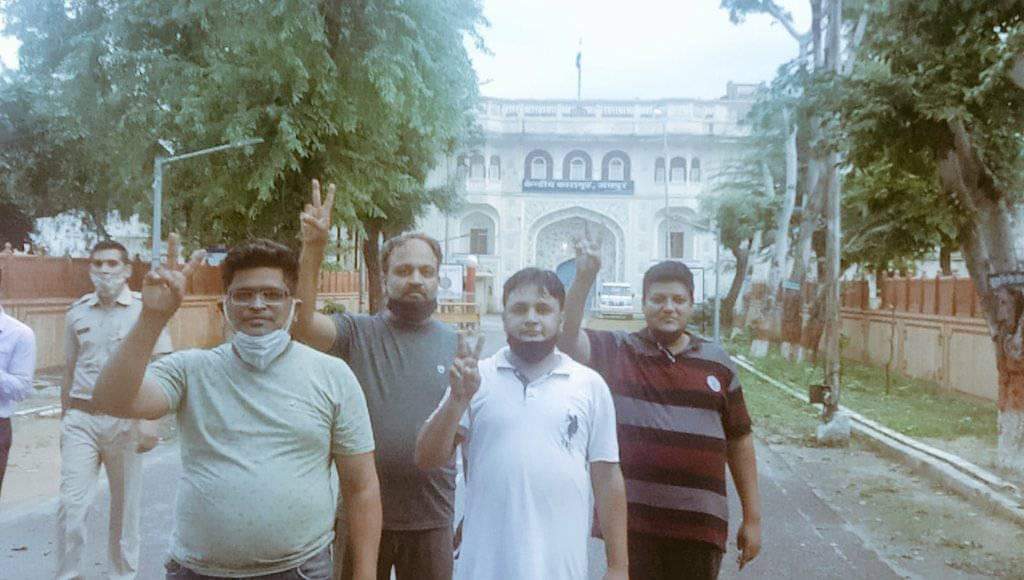 #Jaipur - संयुक्त अभिभावक संघ के पदाधिकारियों को मिली बेल
--- प्रदेश अध्यक्ष <a href="/arvindagl/">ARVIND AGARWAL</a> प्रदेश प्रवक्ता <a href="/abhijainbittu/">Abhishek Jain Bittu (अभिषेक जैन बिट्टू)</a> जयपुर जिला अध्यक्ष <a href="/OHaseja/">Yuvrraj O Haseja</a> और अभिभावक महेश किशनानी को शिक्षा संकुल पर विरोध प्रदर्शन के दौरान लिया था हिरासत में

<a href="/ashokgehlot51/">Ashok Gehlot</a> <a href="/GovindDotasra/">Govind Singh Dotasra</a>
<a href="/rajeduofficial/">Dept of Education, Rajasthan</a>