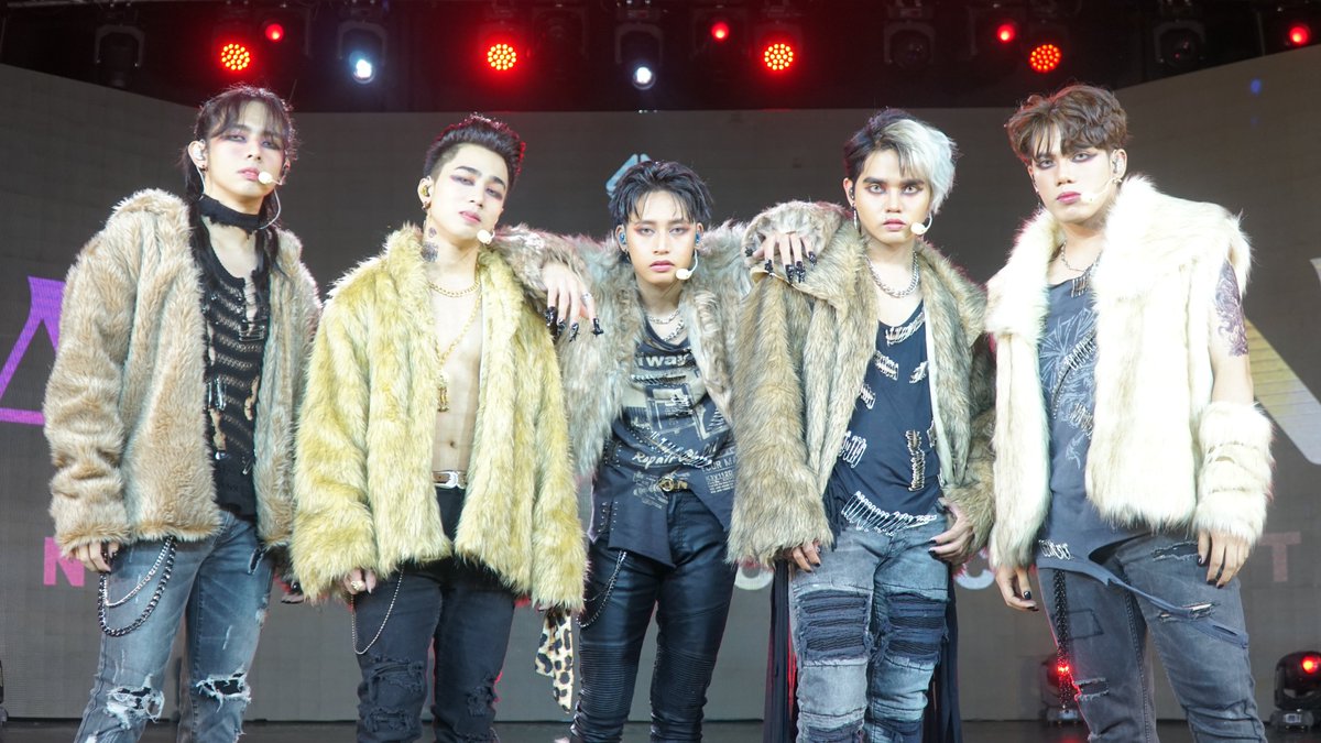 SB19Official's tweet photo. 📸 #SB19BackInTheZone Group Photo | 'Mana' Performance

Stream #SB19PagsibolEP on Spotify, Apple Music and more music platforms now!
💿 https://t.co/1Usu3ELAdq https://t.co/wqX9AuWVfm