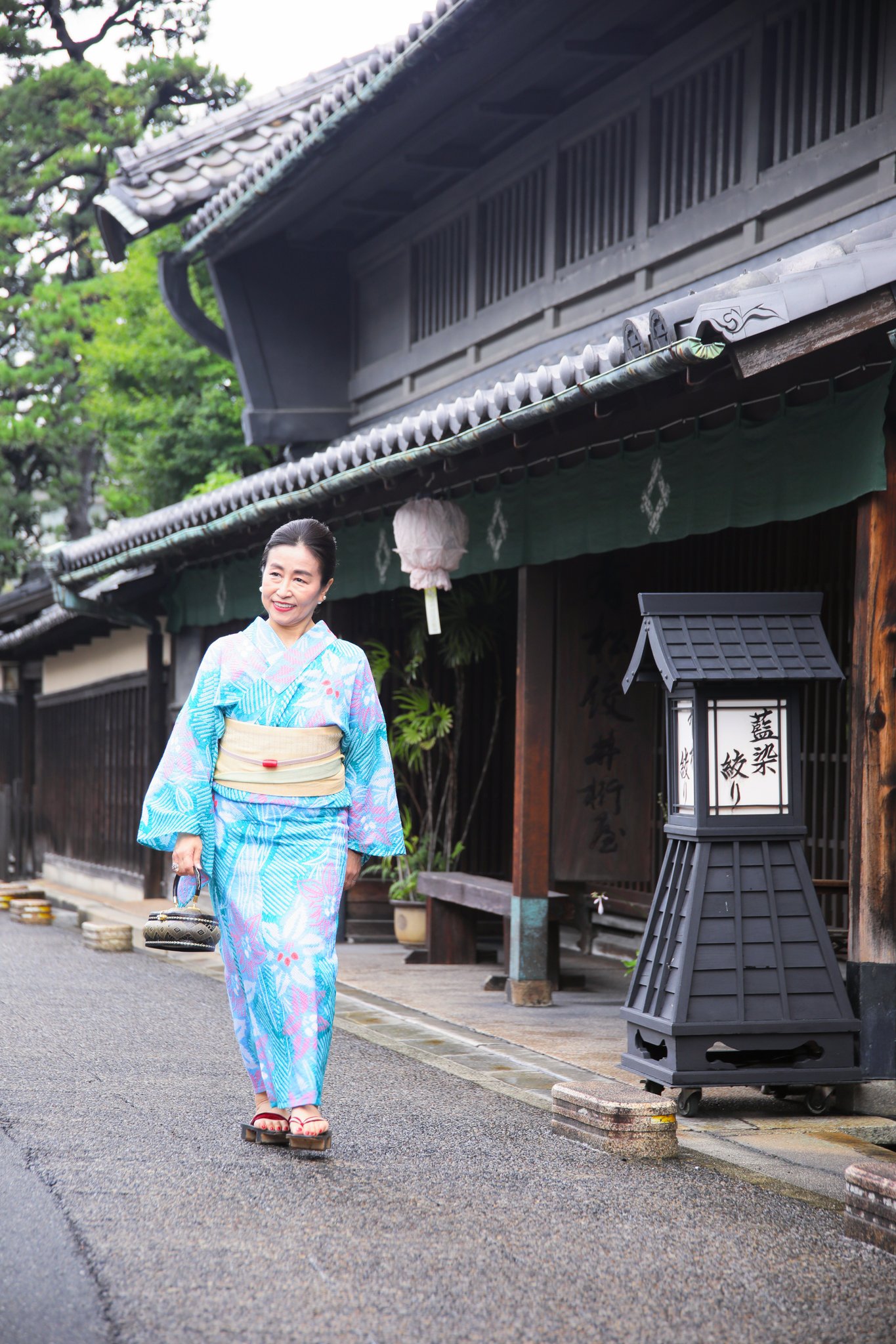 ユニバーサル和装 公式 川本道子kawamotomichiko Universalwasou 浴衣 で近所をお散歩 花火 大会も夏祭りもないけれど 夕方 浴衣を着て近所を散歩してみると 少しだけ楽しい気分 有松ゆかたまつり 有松絞り 有松 Arimatsu 育休中ママ