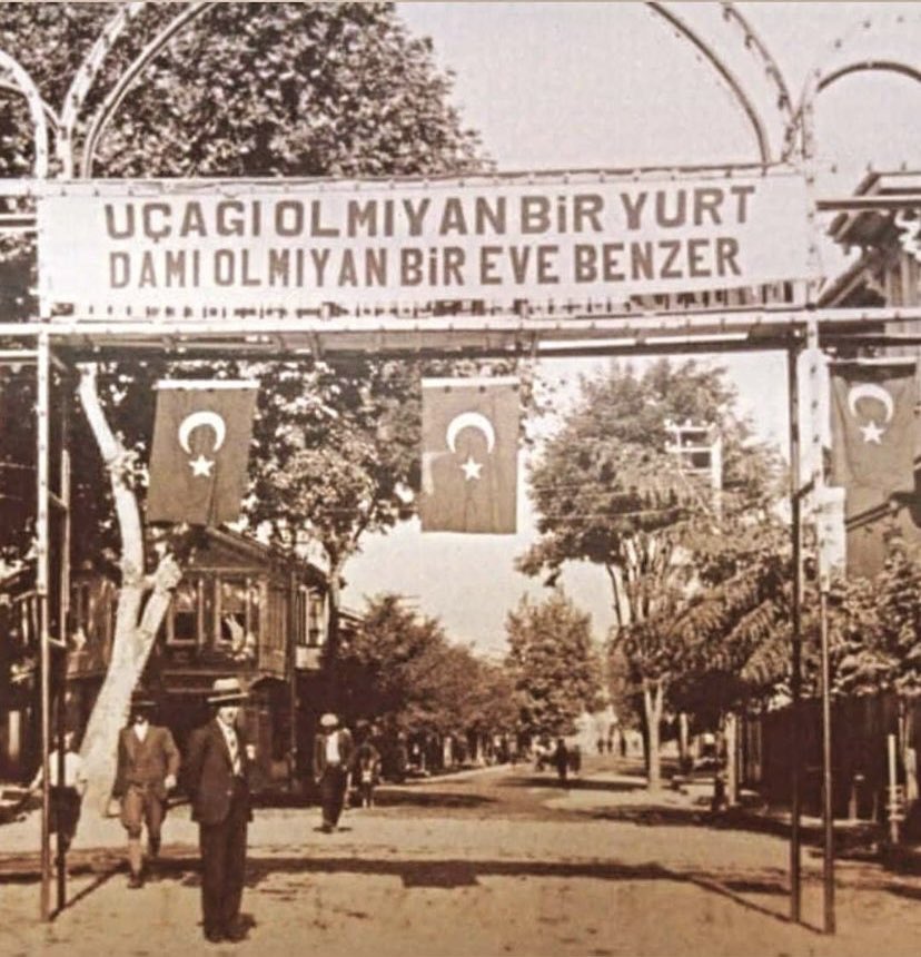 safakcostu's tweet photo. 1930 yılından bir kare @ArsivUnutmaz https://t.co/eO46axDSFm