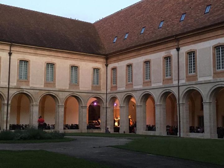 ChoeurHReiner's tweet photo. 30 juillet 2021
Le cloître de l’Abbaye de Cluny, notre concert au Festival des Grandes Heures
Un programme superbe, un public nombreux et chaleureux !
#concert
#huguesreiner
#choeurhuguesreiner
#abbayedecluny
#requiemfaure
#festival
#lesgrandesheuresdecluny https://t.co/M5RgEAYkid