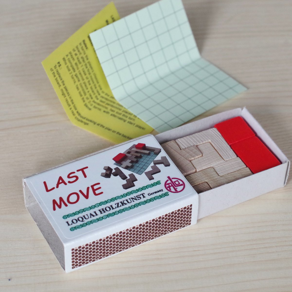 icarus_neu's tweet photo. 世界最小？かもしれないボードゲーム｢ラストムーブ｣
わずか5cmほどのマッチ箱にパーツが綺麗に収まっています。赤いブロックをシートに置き、交互にピースを配置します。ピースは既に並べられたものと接するように置きます。ピースがシートの外にはみ出すと負け！
https://t.co/8YXHYauhTU https://t.co/OuUKXPJ61M