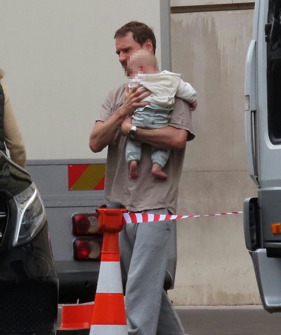 pyero33's tweet photo. "BABY FASSBENDER - VIKANDER-: Finally, we've been suspecting it for a while. Alicia was disappeared. It is blurred, but you can already see that a beautiful child. I imagine the happiness of both! Best wishes!!! 👶❤️❤️
#MichaelFassbender #AliciaVikander #LoveThis https://t.co/tcs4cGpJIA