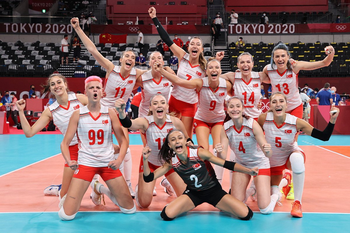 Kim bilir kaç genç sizi örnek alıp voleybola başlayacak, buralarda olmanın hayalini kuracak. İyi ki varsınız. 
#Tokyo2020 #OlimpiyatOyunları 
SİZİNLE GURUR DUYUYORUZ 🏐