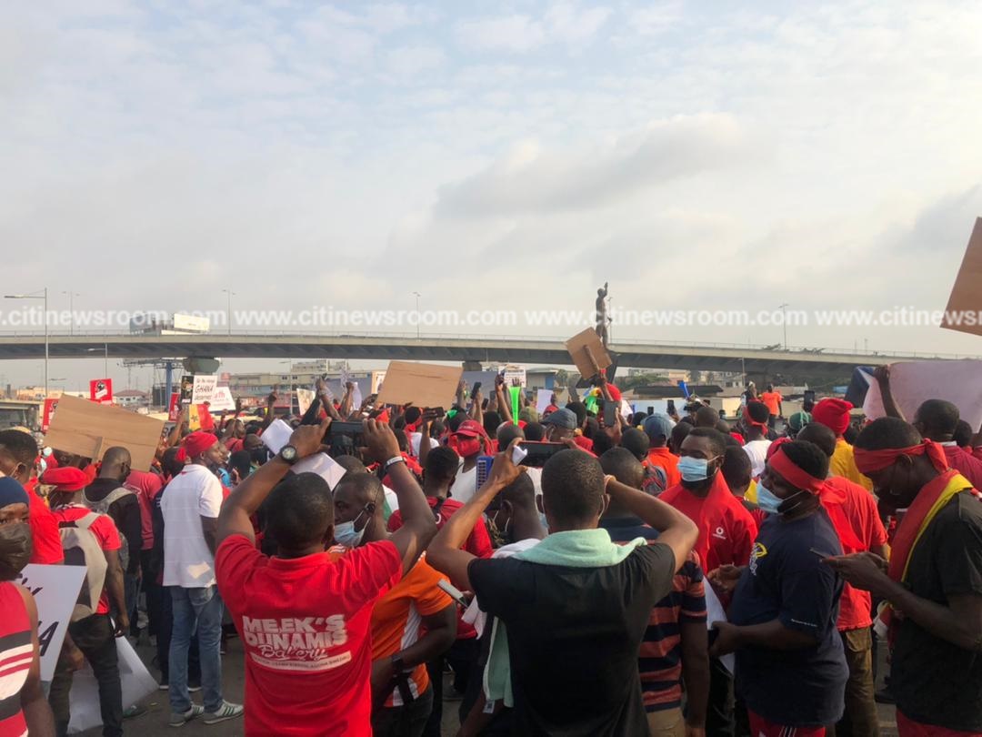 Citi973's tweet photo. The #FixTheCountry protesters begin their march from Kwame Nkrumah Interchange and in solidarity begin to chant patriotic songs.

#CitiCBS https://t.co/YcOfkJs7JF
