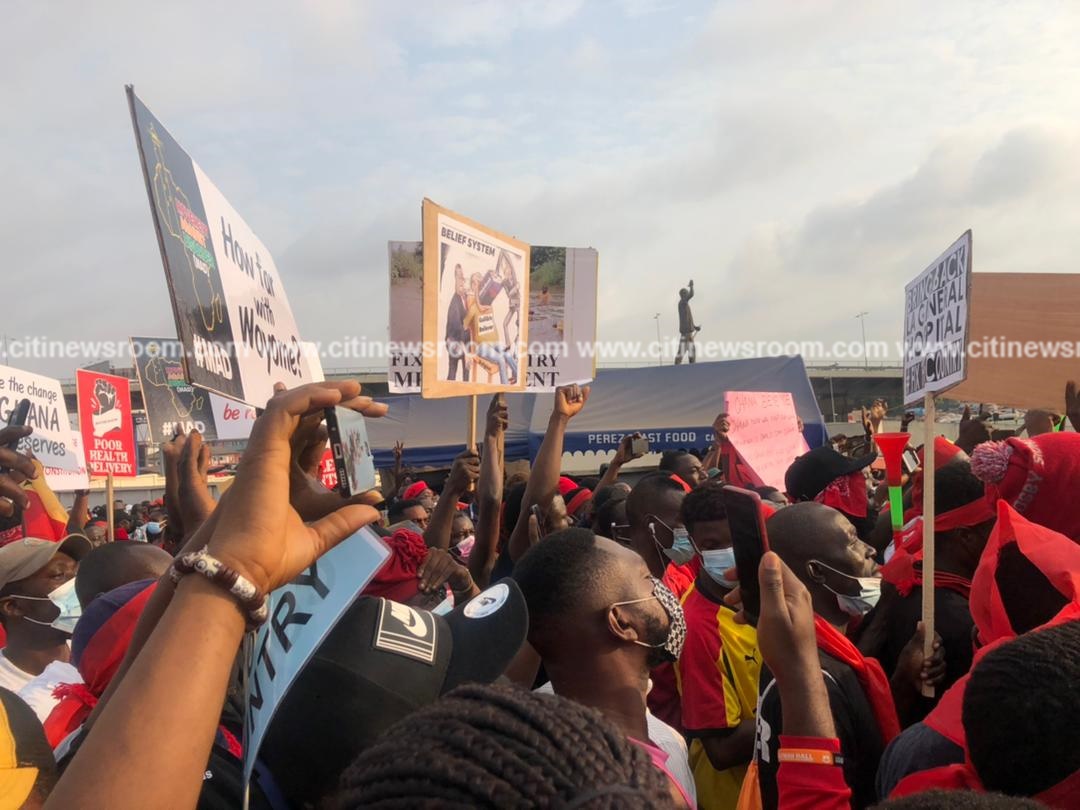 Citi973's tweet photo. The #FixTheCountry protesters begin their march from Kwame Nkrumah Interchange and in solidarity begin to chant patriotic songs.

#CitiCBS https://t.co/YcOfkJs7JF