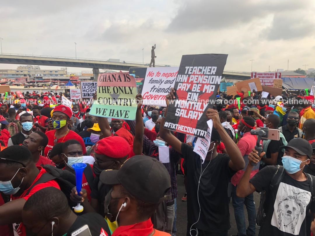 Citi973's tweet photo. The #FixTheCountry protesters begin their march from Kwame Nkrumah Interchange and in solidarity begin to chant patriotic songs.

#CitiCBS https://t.co/YcOfkJs7JF