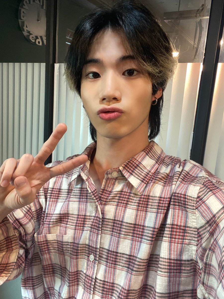 WUZO_BLITZERS's tweet photo. [🎥][#BLITZERS]
[#CHRIS_RAID]
저의 첫 수업 괜찮았나요? 다음번에는 더 잘해보겠습니다 :)
오늘 나의 실수는 우리만의 비밀🤫
Did you like my first class? I'll do better next time. :)
My mistake today is our secret.🤫
​
#블리처스 #CHRIS #크리스 https://t.co/MCvCnvNABw