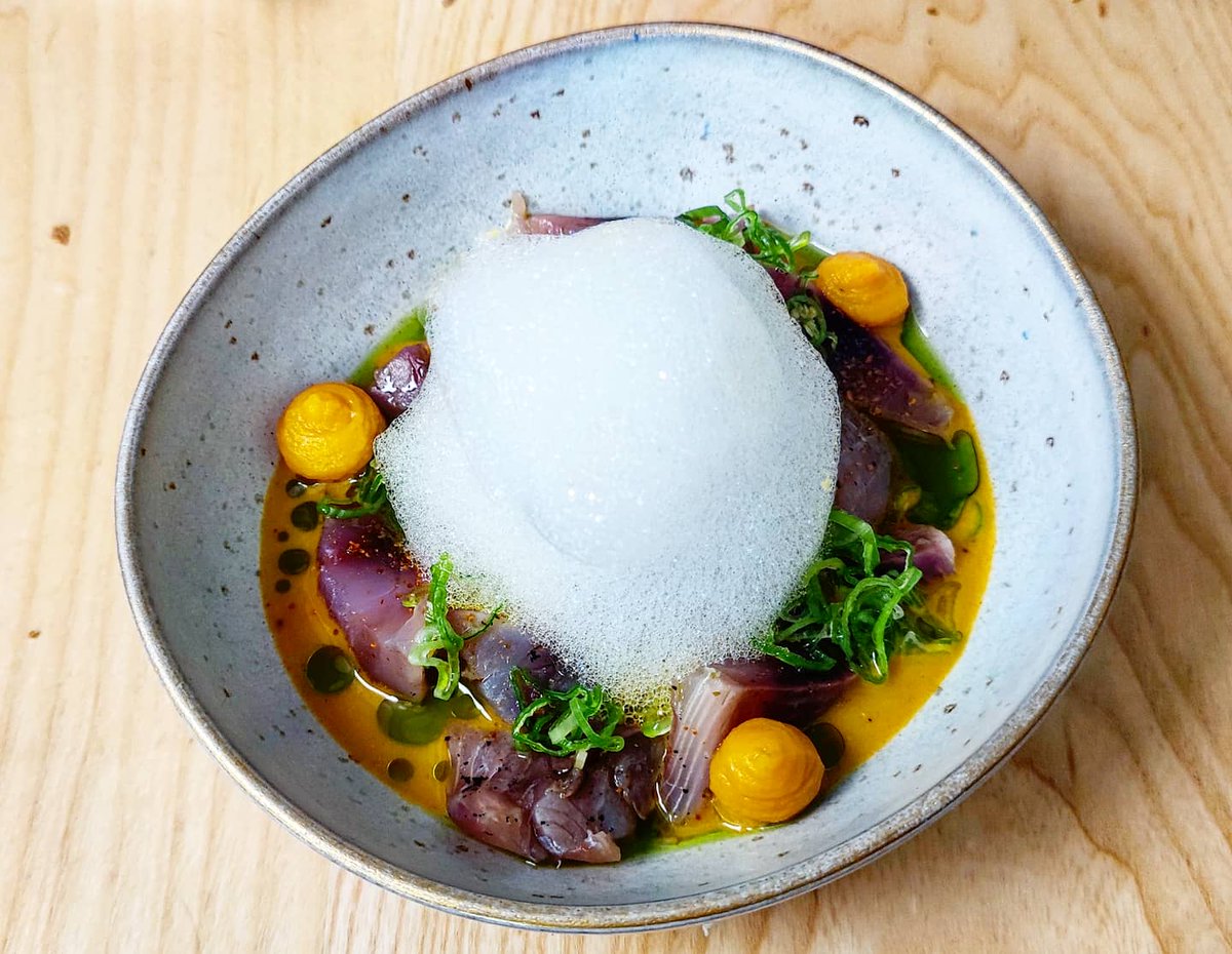 lmgastronomia's tweet photo. PEIXE (SARDIÑA) E MILLO
Tzatziki de queixo - huacatay, chalaquita e mahonesa de pementos de herbón
CONO CRUJIENTE DE PEIXE ADOBADO
Emulsión de aguacate, xema 63° e quinoa frita
PEIXE LAÑADO
Curry thai de ají amarelo, bonito doce e aire cítrico
#AViaxe
#TomásRubio https://t.co/LJc4LL3EuK