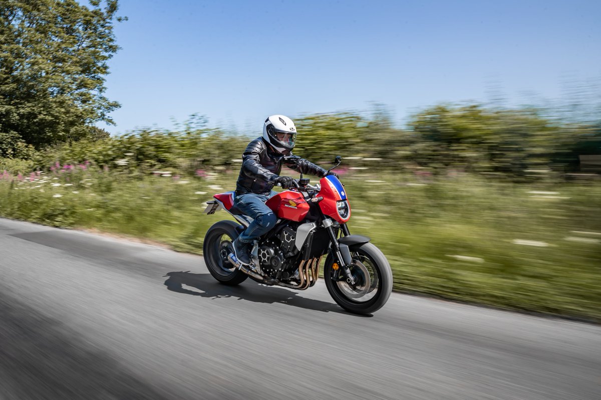 carolenashbikes's tweet photo. .@HondaUKBikes have revealed the limited edition 'Neo Sports Café' styled CB1000R 5Four, paying homage to Honda's classic endurance racing machines.
It will set you back £16,954, but just look at it 😍
#Honda #CB1000R #5Four #motorcycles #ukbikers https://t.co/LLYdT4YCnk