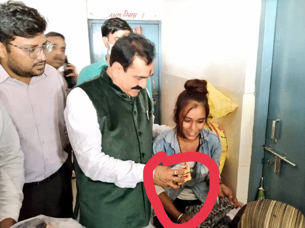 Deepesh75513928's tweet image. प्रदेश के गृहमंत्री बाढ़ प्रभावित को भारी राहत सामग्री बाँटते हुए पारले जी
@digvijaya_28 
@OfficeOfKNath 
@jitupatwari 
@OfficeOfMLA214