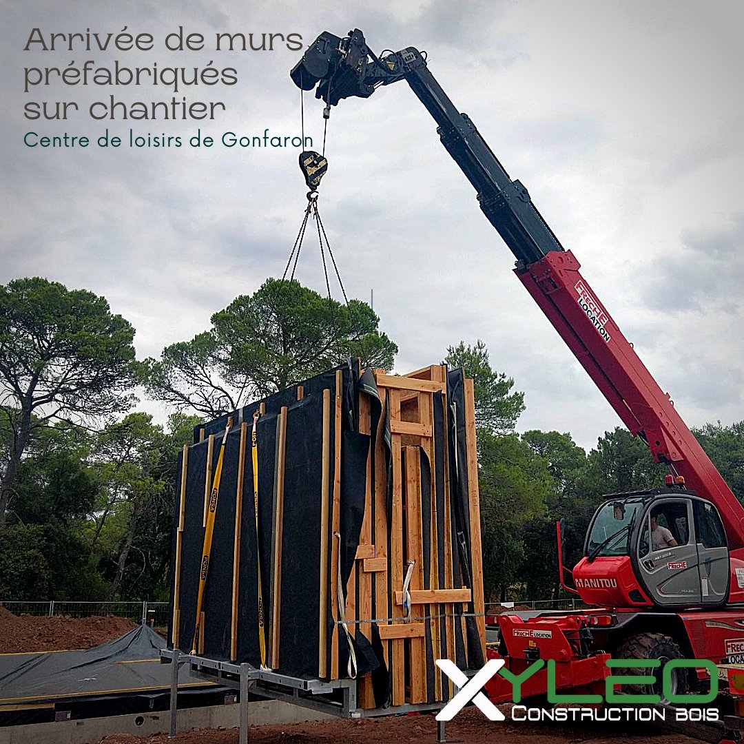 Xyleo_PACA's tweet photo. Arrivée de murs préfabriqués dans la ville de Gonfaron pour la construction de son centre de loisirs https://t.co/IA9U9ejhZQ