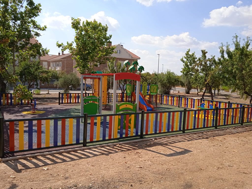 NeoparkCLM's tweet photo. Ya está disponible para su uso el nuevo parque infantil situado en la localidad de 📍Burguillos de Toledo👏
Es un parque completo, consta de diferentes áreas de juego, todo ello protegido por una superficie de caucho continuo ✅
#NeoparkCLM #burguillosdetoledo #parquesinfantiles https://t.co/inDggxXIsr